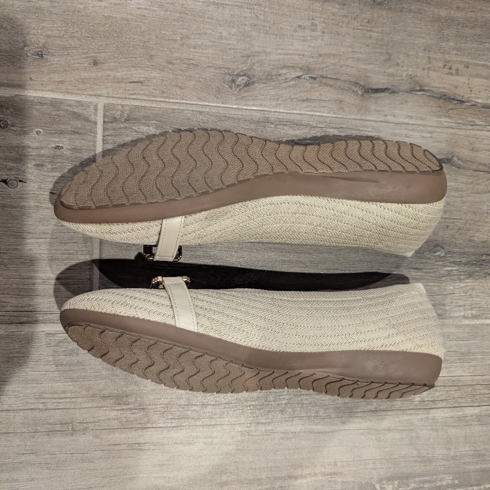 WORN ONCE London Fog Cream Flats with Gold Accents Size 7 1/2 Women - Picture 4 of 4